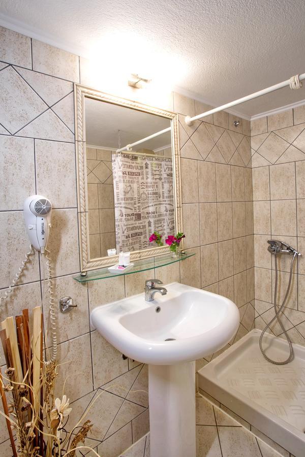 Golden Suites Ofrinion Bagian luar foto