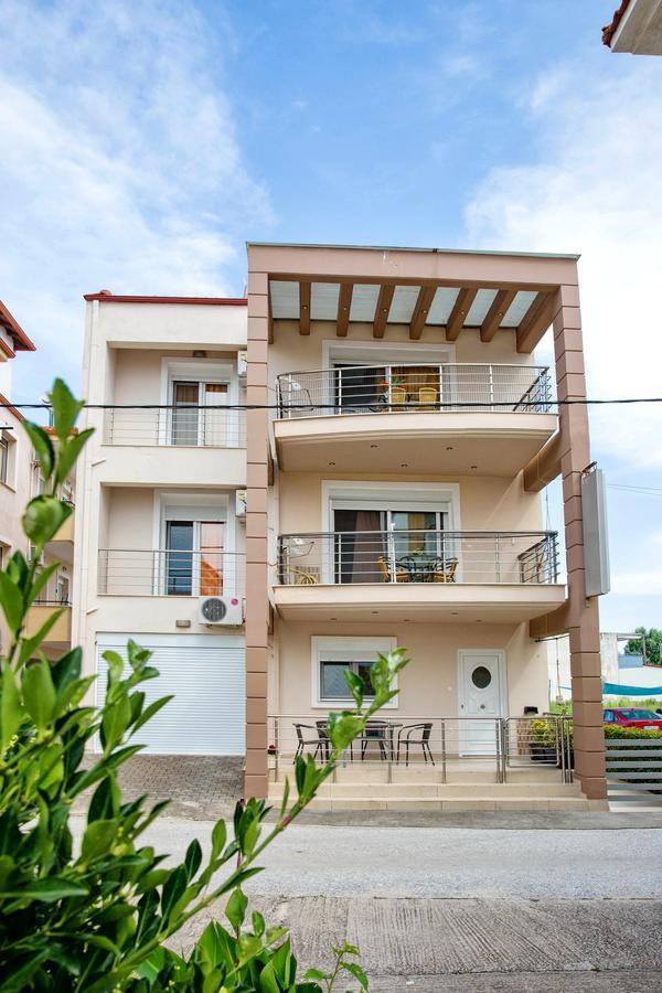Golden Suites Ofrinion Bagian luar foto