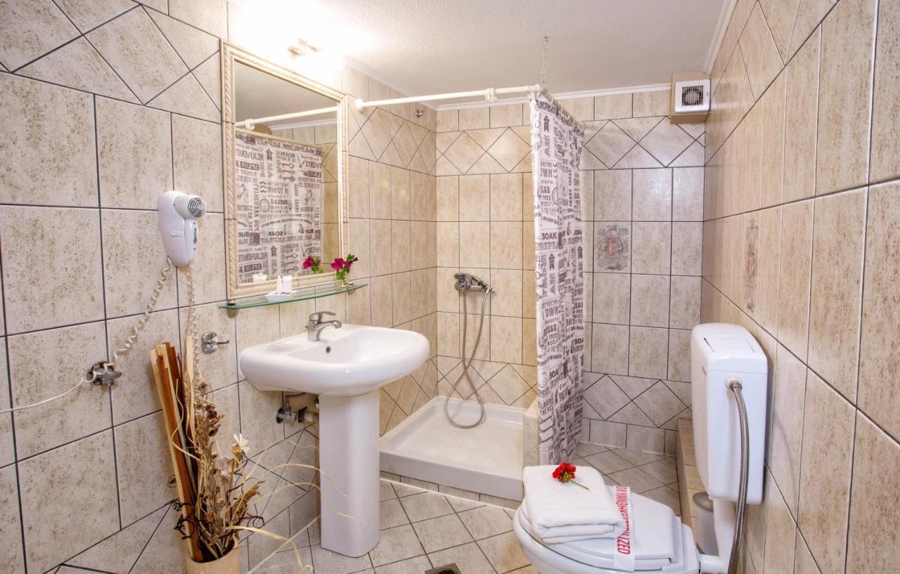 Golden Suites Ofrinion Bagian luar foto